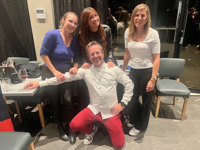 Des joueurs de fléchettes heureux lors d'une soirée DYNADARTS